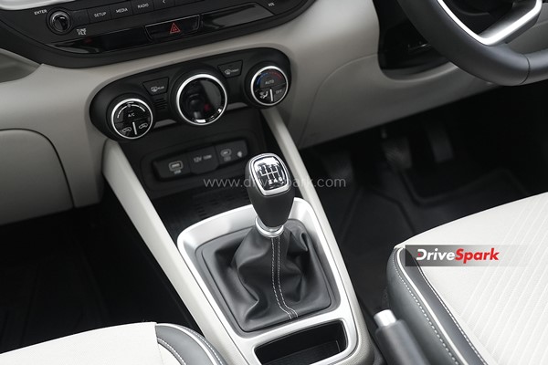 ரிப்பேர் எல்லாம் இல்ல . . . கார்கள் ரிவர்ஸில் வரும் போது ஏன் 