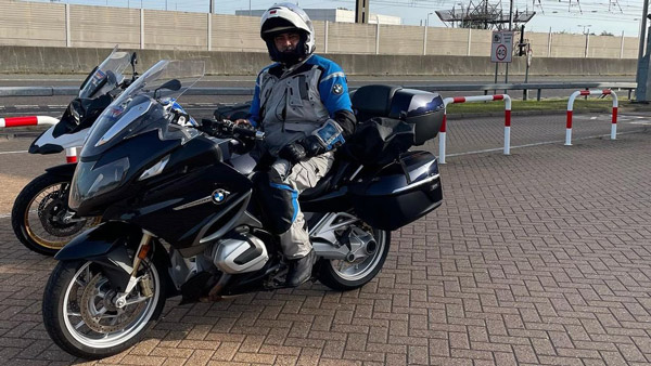 அஜித்னே தெரியாம உதவி கேட்ட ரசிகர் . . . இறங்கி வந்து ஹெல்ப் செய்த மரணமாஸ் சம்பவம் . . .