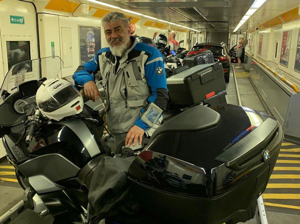 அஜித்னே தெரியாம உதவி கேட்ட ரசிகர் . . . இறங்கி வந்து ஹெல்ப் செய்த மரணமாஸ் சம்பவம் . . .