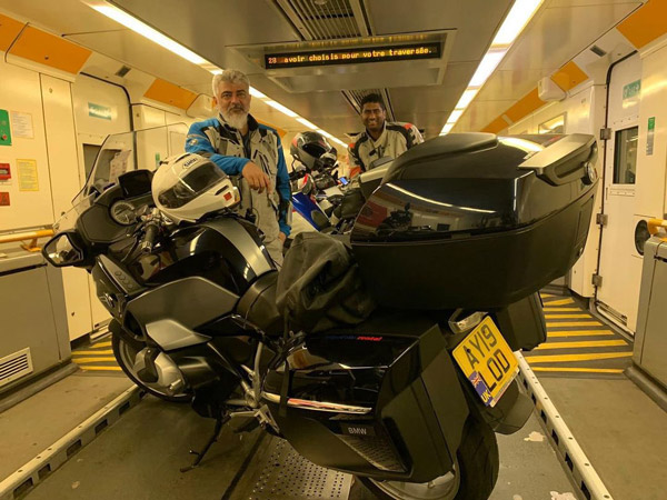 அஜித்னே தெரியாம உதவி கேட்ட ரசிகர் . . . இறங்கி வந்து ஹெல்ப் செய்த மரணமாஸ் சம்பவம் . . .