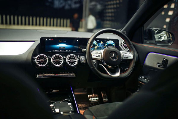 ரொம்ப நாள்கூட ஆகல... அதுக்குள்ள இவ்ளோ விலையுயர்ந்த காரை வாங்கிட்டாங்களா! நடிகை அபர்ணாவின் புதிய கார் விலை எவ்வளவு தெரியுமா?