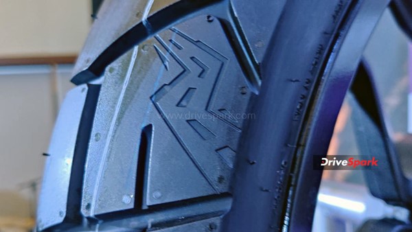 பைக்கிலேயே லே லடாக் டூர் போறீங்களா . . . இந்த டயர் அதுக்காவே ஸ்பெஷலா வடிவமைச்சிருக்காங்க . . . எந்த பைக்கிற்கு எல்லாம் பொருந்தும் தெரியுமா . . .