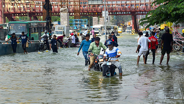 நடுரோட்டில் காரை விட்டுவிட்டு, 3கிமீ-க்கு ஓடியே சென்ற மருத்துவர்!! எதற்காகனு தெரிஞ்சா நீங்களும் பாராட்டுவீங்க!