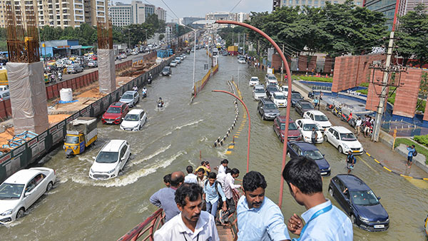 கதவை மட்டும் திறக்கக் கூடாது . . . கார் தண்ணீருக்குள் மூழ்கும்போது அதிலிருந்து எப்படித் தப்பிக்க வேண்டும் . . . கதவை மட்டும் திறக்கக் கூடாது . . . கார் தண்ணீருக்குள் மூழ்கும்போது அதிலிருந்து எப்படித் தப்பிக்க வேண்டும் . . .