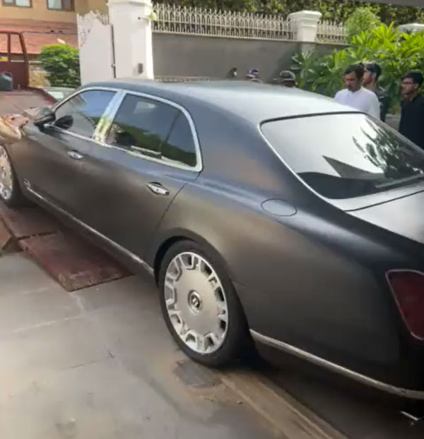 நூதன திருட்டா இருக்கே . . . இப்படி ஒரு கார் திருட்டை நீங்க கேள்வியே பட்டிருக்க மாட்டீங்க . . .