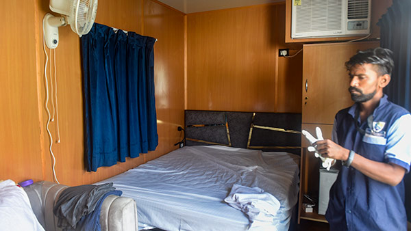 ராகுல் காந்தி உண்மையிலேயே சொகுசான மோட்டார் ஹோமில்தான் தங்குகிறாரா?... உண்மையை உடைக்கும் படங்கள்!