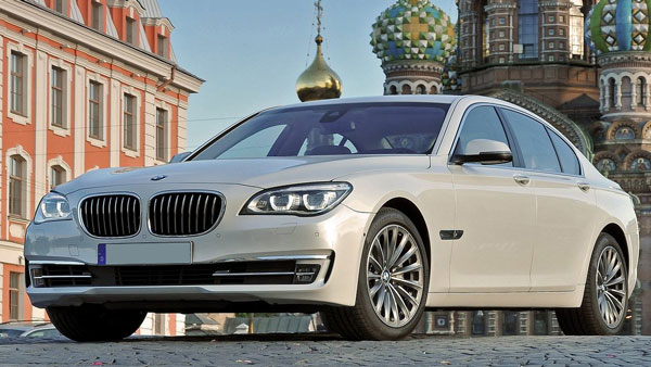 ஒரு சில சொகுசு கார்கள் நடிகர் ஷாருக்கானிடம் மட்டும் தான் இருக்கு!! இவையெல்லாம் பலருக்கு கனவாச்சே...