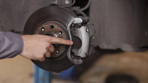 காரில் பிரேக் பேட்களின் ஆயுட்காலம் முடிய உள்ளதை இதை வைத்து கண்டுப்பிடிச்சிடலாம்!! வீணா எல்லாத்தை மாற்றாதீங்க!