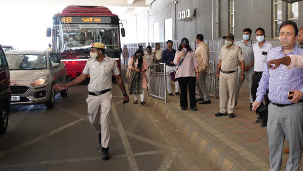 எம்ஜிஆர் மாதிரி இந்த தப்பை நீங்க கார் ஓட்டும் போது 3 தடவை தான் பண்ணனும் , 4 தடவை பண்ணா அப்புறம் நடக்கிற கதையே வேற . . .