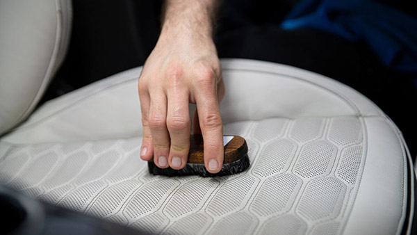 காரின் லெதர் இருக்கையை க்ளீன் பண்ணும்போது இந்த தவறை மட்டும் செஞ்சிடாதீங்க!! இந்த டிப்ஸை டிரை பண்ணி பாருங்க...