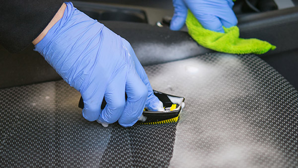 காரின் லெதர் இருக்கையை க்ளீன் பண்ணும்போது இந்த தவறை மட்டும் செஞ்சிடாதீங்க!! இந்த டிப்ஸை டிரை பண்ணி பாருங்க...