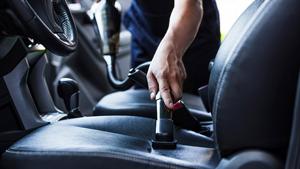 காரின் லெதர் இருக்கையை க்ளீன் பண்ணும்போது இந்த தவறை மட்டும் செஞ்சிடாதீங்க!! இந்த டிப்ஸை டிரை பண்ணி பாருங்க...