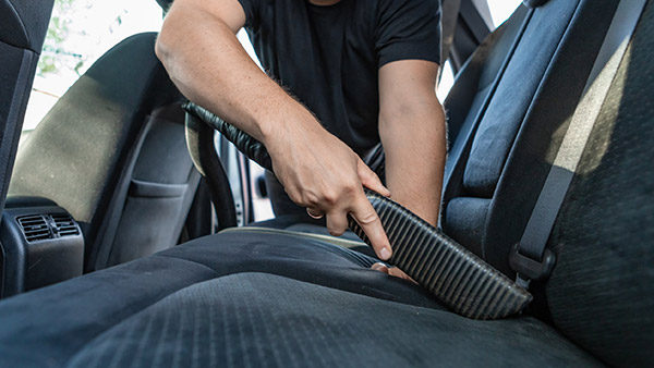 காரின் லெதர் இருக்கையை க்ளீன் பண்ணும்போது இந்த தவறை மட்டும் செஞ்சிடாதீங்க!! இந்த டிப்ஸை டிரை பண்ணி பாருங்க...