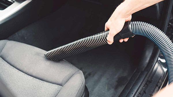 காரின் லெதர் இருக்கையை க்ளீன் பண்ணும்போது இந்த தவறை மட்டும் செஞ்சிடாதீங்க!! இந்த டிப்ஸை டிரை பண்ணி பாருங்க...