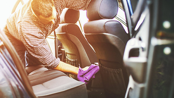 காரின் லெதர் இருக்கையை க்ளீன் பண்ணும்போது இந்த தவறை மட்டும் செஞ்சிடாதீங்க!! இந்த டிப்ஸை டிரை பண்ணி பாருங்க...