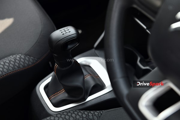 ரிப்பேர் எல்லாம் இல்ல . . . கார்கள் ரிவர்ஸில் வரும் போது ஏன் 