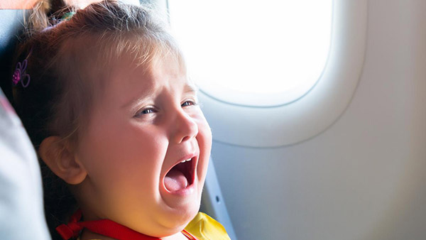 கண்ட்ரோல் பண்ண முடியாது... விமானங்களில் நம்மை அறியாமலேயே இந்த விஷயத்தை செய்து விடுவோம்... ஏன் தெரியுமா?