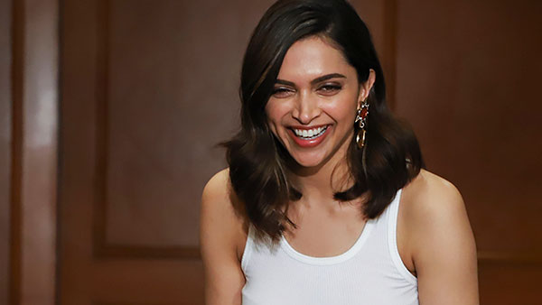 இவ்வளவு விலையுயர்ந்த மெர்சிடிஸ் காரா... பிரபல நடிகை வாங்கியுள்ள ஜிஎல்எஸ்600!! விலையை பாருங்களேன்...