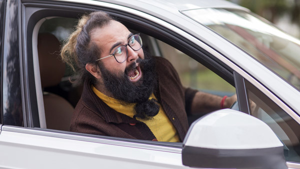 கார் ஓட்டும் ஸ்டைலை வைத்தே ஒருவர் எந்த மூடில் இருக்கிறார் என கண்டுபிடித்து விடலாம் எப்படி தெரியுமா . . .