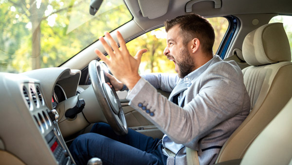 கார் ஓட்டும் ஸ்டைலை வைத்தே ஒருவர் எந்த மூடில் இருக்கிறார் என கண்டுபிடித்து விடலாம் எப்படி தெரியுமா . . .