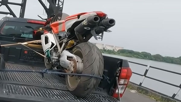 நல்ல வேலை எப்படியோ பைக்கை மீட்டுட்டுங்க... 7 வருஷமா மழையிலும், வெயிலும் காய்ந்து வந்த ரேர் டுகாட்டி பைக் மீட்பு!