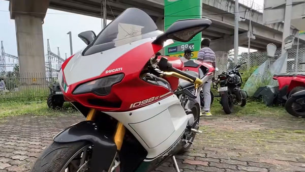 நல்ல வேலை எப்படியோ பைக்கை மீட்டுட்டுங்க... 7 வருஷமா மழையிலும், வெயிலும் காய்ந்து வந்த ரேர் டுகாட்டி பைக் மீட்பு!