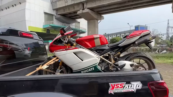 நல்ல வேலை எப்படியோ பைக்கை மீட்டுட்டுங்க... 7 வருஷமா மழையிலும், வெயிலும் காய்ந்து வந்த ரேர் டுகாட்டி பைக் மீட்பு!