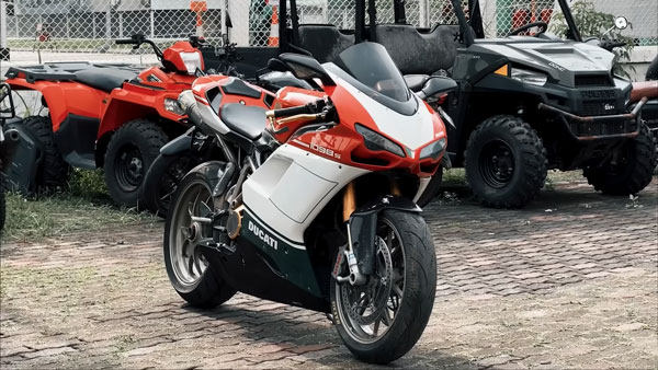 நல்ல வேலை எப்படியோ பைக்கை மீட்டுட்டுங்க... 7 வருஷமா மழையிலும், வெயிலும் காய்ந்து வந்த ரேர் டுகாட்டி பைக் மீட்பு!