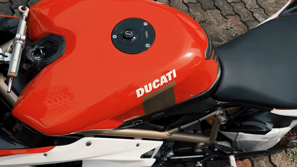 நல்ல வேலை எப்படியோ பைக்கை மீட்டுட்டுங்க... 7 வருஷமா மழையிலும், வெயிலும் காய்ந்து வந்த ரேர் டுகாட்டி பைக் மீட்பு!