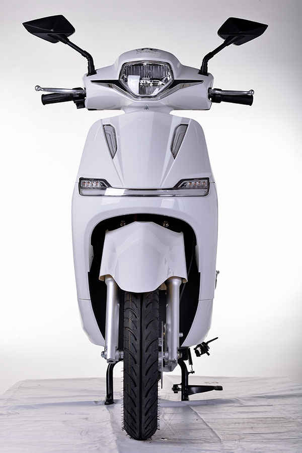 இந்த எலெக்ட்ரிக் ஸ்கூட்டரை உங்க பசங்களுக்கு தயங்காம வாங்கி கொடுக்கலாம்... விலைக்காக மட்டுமே இல்ல முக்கிய காரணம் ஒன்னு இருக்கு!