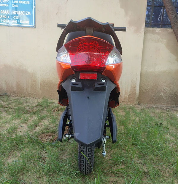 இந்த எலெக்ட்ரிக் ஸ்கூட்டரை உங்க பசங்களுக்கு தயங்காம வாங்கி கொடுக்கலாம்... விலைக்காக மட்டுமே இல்ல முக்கிய காரணம் ஒன்னு இருக்கு!