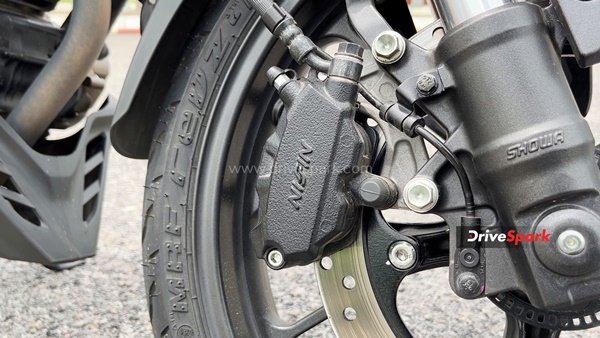 பைக்குக்கு எல்லாம் இரண்டு இருக்குது . . . ஆனா காருக்கு ஒன்னெஒன்னு தான் இருக்குது அது என்ன . . . 