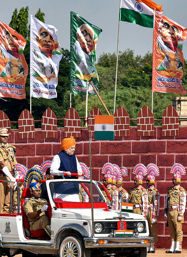 மத்திய அமைச்சர் அமித் ஷாவின் காரை வழிமறித்த நபருக்கு நடந்த கதி!! ஹைதராபாத்தில் அரங்கேறிய சம்பவம்