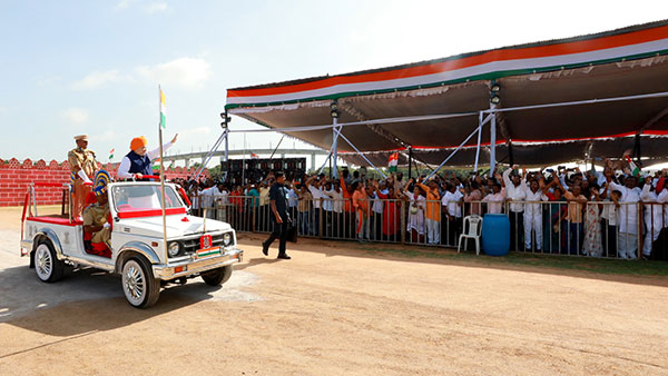 மத்திய அமைச்சர் அமித் ஷாவின் காரை வழிமறித்த நபருக்கு நடந்த கதி!! ஹைதராபாத்தில் அரங்கேறிய சம்பவம்