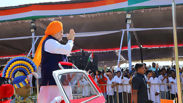 மத்திய அமைச்சர் அமித் ஷாவின் காரை வழிமறித்த நபருக்கு நடந்த கதி!! ஹைதராபாத்தில் அரங்கேறிய சம்பவம்