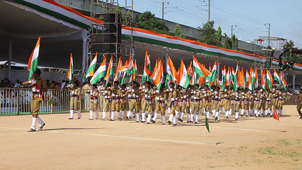 மத்திய அமைச்சர் அமித் ஷாவின் காரை வழிமறித்த நபருக்கு நடந்த கதி!! ஹைதராபாத்தில் அரங்கேறிய சம்பவம்
