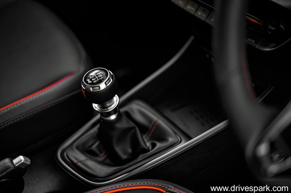 ரிப்பேர் எல்லாம் இல்ல . . . கார்கள் ரிவர்ஸில் வரும் போது ஏன் 