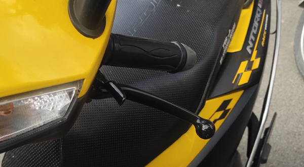 ஒரு சில ஸ்கூட்டர்களில் பிரேக் பக்கத்துல ஒரு லிவர் இருக்கும் . . . இந்த சின்ன கம்பி இவ்ளோ பெரிய விஷயத்தைச் செய்யுமா . . . ஒரு சில ஸ்கூட்டர்களில் பிரேக் பக்கத்துல ஒரு லிவர் இருக்கும் . . . இந்த சின்ன கம்பி இவ்ளோ பெரிய விஷயத்தைச் செய்யுமா . . .