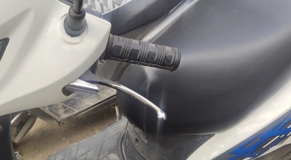 ஒரு சில ஸ்கூட்டர்களில் பிரேக் பக்கத்துல ஒரு லிவர் இருக்கும் . . . இந்த சின்ன கம்பி இவ்ளோ பெரிய விஷயத்தைச் செய்யுமா . . . ஒரு சில ஸ்கூட்டர்களில் பிரேக் பக்கத்துல ஒரு லிவர் இருக்கும் . . . இந்த சின்ன கம்பி இவ்ளோ பெரிய விஷயத்தைச் செய்யுமா . . .