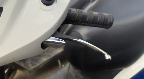 ஒரு சில ஸ்கூட்டர்களில் பிரேக் பக்கத்துல ஒரு லிவர் இருக்கும் . . . இந்த சின்ன கம்பி இவ்ளோ பெரிய விஷயத்தைச் செய்யுமா . . . ஒரு சில ஸ்கூட்டர்களில் பிரேக் பக்கத்துல ஒரு லிவர் இருக்கும் . . . இந்த சின்ன கம்பி இவ்ளோ பெரிய விஷயத்தைச் செய்யுமா . . .