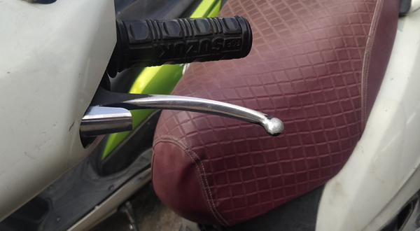 ஒரு சில ஸ்கூட்டர்களில் பிரேக் பக்கத்துல ஒரு லிவர் இருக்கும் . . . இந்த சின்ன கம்பி இவ்ளோ பெரிய விஷயத்தைச் செய்யுமா . . . ஒரு சில ஸ்கூட்டர்களில் பிரேக் பக்கத்துல ஒரு லிவர் இருக்கும் . . . இந்த சின்ன கம்பி இவ்ளோ பெரிய விஷயத்தைச் செய்யுமா . . .