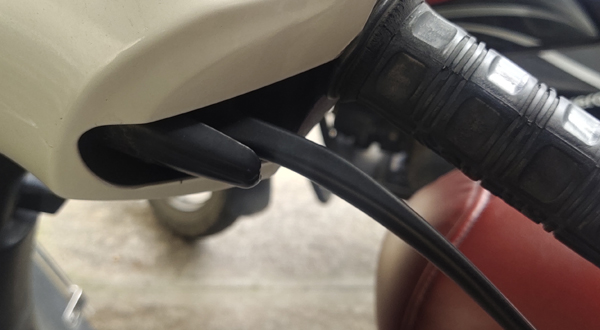 ஒரு சில ஸ்கூட்டர்களில் பிரேக் பக்கத்துல ஒரு லிவர் இருக்கும் . . . இந்த சின்ன கம்பி இவ்ளோ பெரிய விஷயத்தைச் செய்யுமா . . . ஒரு சில ஸ்கூட்டர்களில் பிரேக் பக்கத்துல ஒரு லிவர் இருக்கும் . . . இந்த சின்ன கம்பி இவ்ளோ பெரிய விஷயத்தைச் செய்யுமா . . .