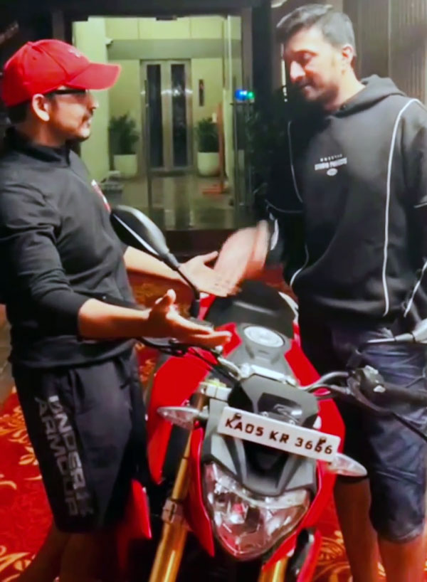 என்னங்க சொல்றீங்க... பிறந்தநாள் பரிசாக ரூ.3 லட்சம் மதிப்புள்ள BMW பைக்கா!! பிரபல நடிகரின் தாராள மனசு...