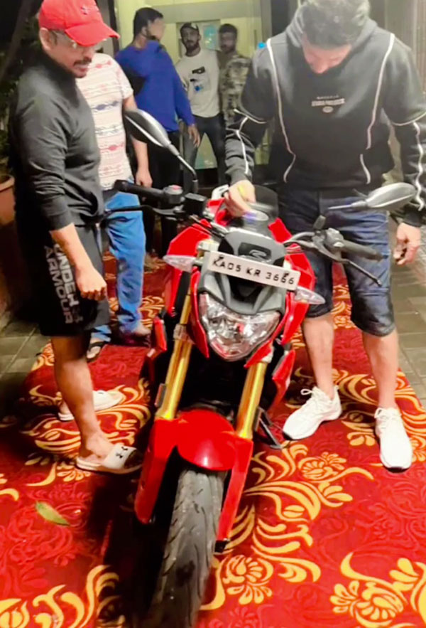 என்னங்க சொல்றீங்க... பிறந்தநாள் பரிசாக ரூ.3 லட்சம் மதிப்புள்ள BMW பைக்கா!! பிரபல நடிகரின் தாராள மனசு...