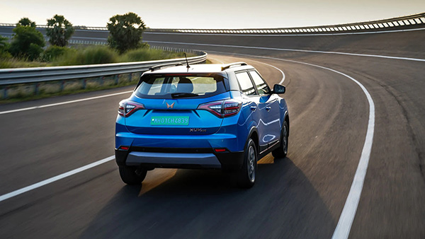 அடேங்கப்பா . . . முழு சார்ஜில் 456 கி.மீ ரேஞ்சா . . . மஹிந்திரா எக்ஸ்யூவி 400 எலெக்ட்ரிக் கார் பொது பார்வைக்கு அறிமுகம் . . . .