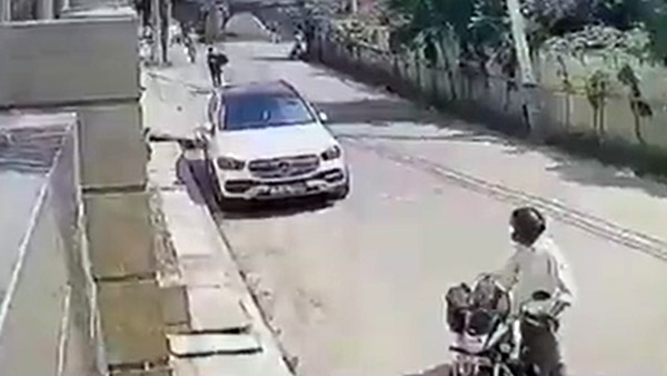 அவ்வளவு ஆத்திரம்... விலையுயர்ந்த பென்ஸ் சொகுசு காரை பெட்ரோல் ஊற்றி எரித்த நபர்... காரணம் என்ன தெரியுமா?