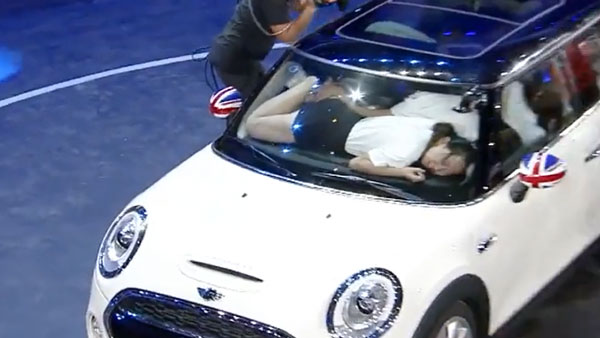 பாக்க தமாத்தோண்டு இருக்கு இந்த காருல போயி 27 பேரு ஏறியிருக்காங்களா... நம்பவே முடியல... வீடியோ!