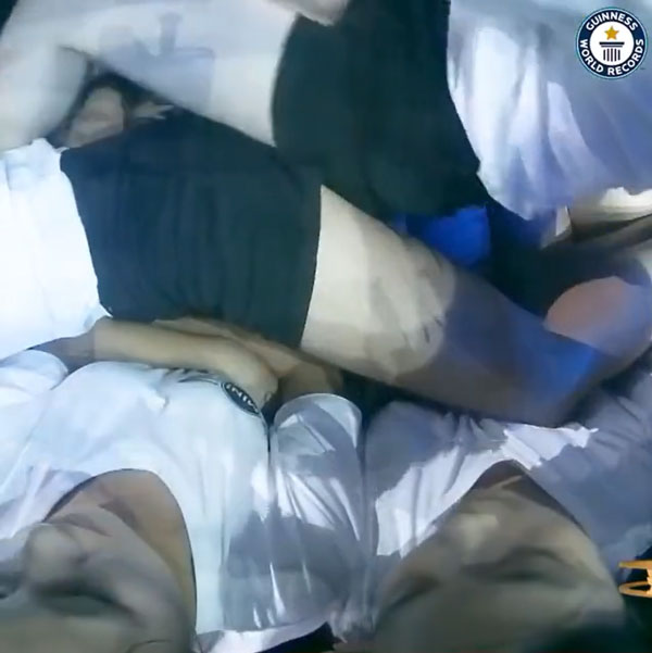 பாக்க தமாத்தோண்டு இருக்கு இந்த காருல போயி 27 பேரு ஏறியிருக்காங்களா... நம்பவே முடியல... வீடியோ!