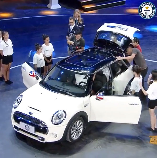 பாக்க தமாத்தோண்டு இருக்கு இந்த காருல போயி 27 பேரு ஏறியிருக்காங்களா... நம்பவே முடியல... வீடியோ!