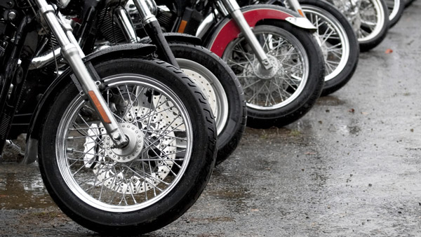 பைக்கை முதல் கியரில் பார்க் செய்வது நல்லதா? அடேங்கப்பா... பைக் பார்க்கிங்கில் இவ்வளவு மேட்டரு இருக்கா!! பைக்கை முதல் கியரில் பார்க் செய்வது நல்லதா? அடேங்கப்பா... பைக் பார்க்கிங்கில் இவ்வளவு மேட்டரு இருக்கா!!